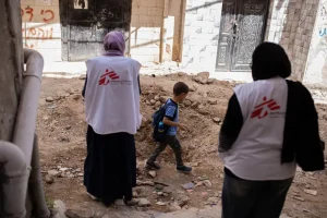 Salwa y Rahma visitan el campo en Jenin, semanalmente para conocer a los residentes y evaluar su salud mental. Cisjordania, septiembre de 2024.
