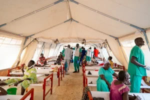 El equipo de MSF trabajando en un centro de tratamiento para responder al brote de cólera en Sudán del Sur.