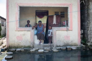 Una mujer y su familia en Brooklyn, un vecindario en Puerto Príncipe.