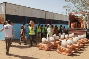 El personal distribuye alimentos en un centro de MSF para el tratamiento de la desnutrición en Darfur del Sur.