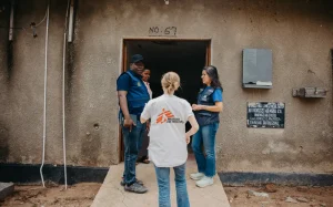 Una integrante de MSF charlando con personal del Ministerio de Salud, coordinando la respuesta al virus de Marburgo en Tanzania. © Clemence/WHO