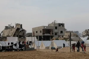 Tiendas de campaña instaladas cerca de edificios dañados en Jabalia, al norte de la ciudad de Gaza.