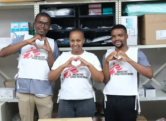 En la clínica de MSF en Manzini, eswatini, llamada “Somos amados”, nuestro equipo de promoción de la salud trabaja activamente para difundir mensajes de salud y brindar servicios para mitigar las enfermedades de transmisión sexual, garantizando que todos puedan acceder a la atención que necesitan.
