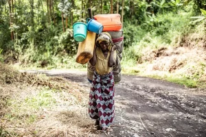 Esperance, de 30 años y madre de 5 hijos. Salió del campo para desplazados de Bulengo debido a los conflictos armados.