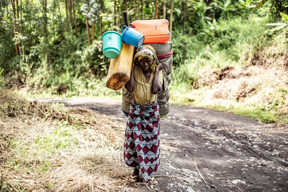 Esperance, de 30 años y madre de 5 hijos. Salió del campo para desplazados de Bulengo debido a los conflictos armados.