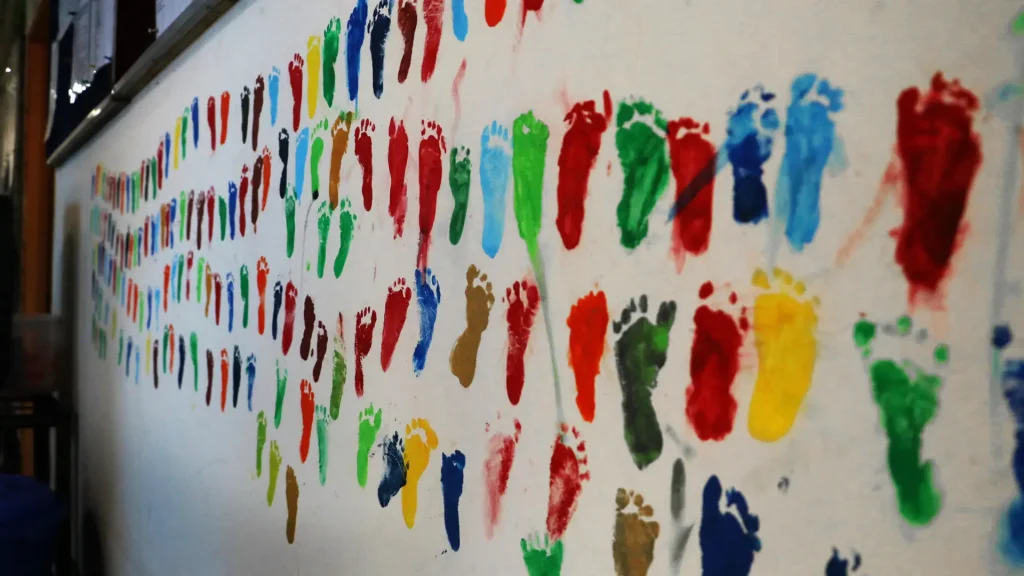 Las huellas de los bebés que han sido dados de alta después de recibir tratamiento en el hospital materno infantil Goyalmara de MSF en Cox's Bazar, en el sureste de Bangladesh. Julio de 2020.