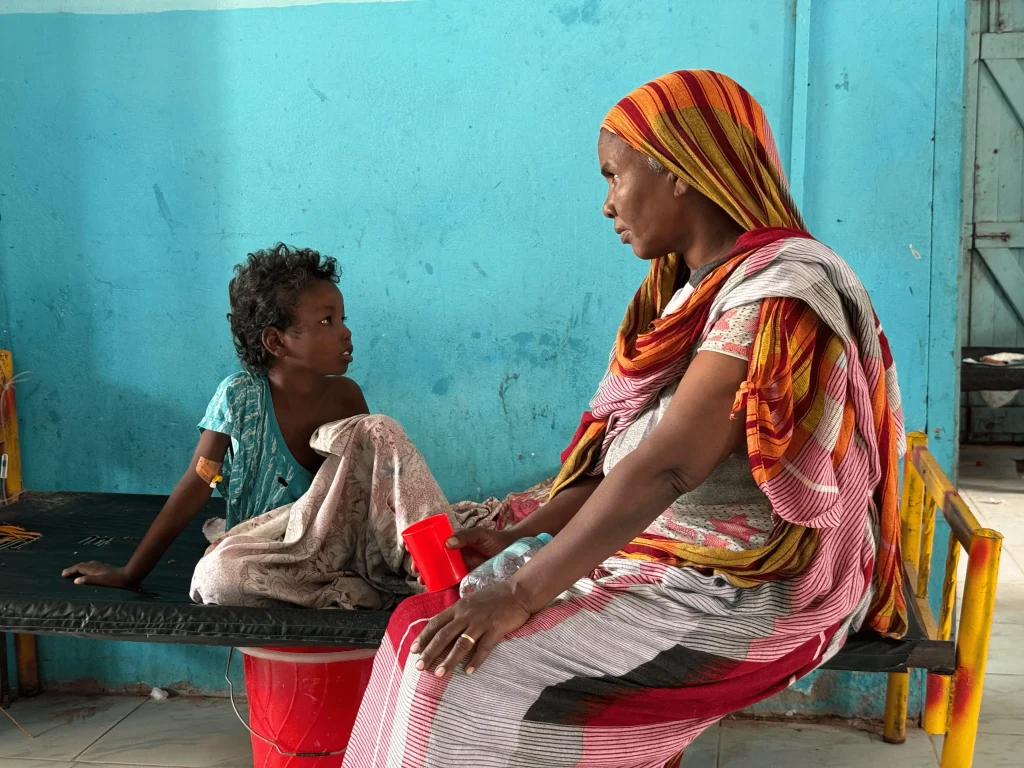 Una madre cuida a su hijo en la sección pediátrica del centro de tratamiento del cólera de Kosti, en el estado de Nilo Blanco. Sudán, marzo de 2025.