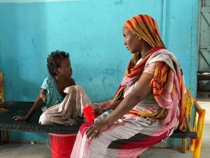 Una madre cuida a su hijo en la sección pediátrica del centro de tratamiento del cólera de Kosti, en el estado de Nilo Blanco. Sudán, marzo de 2025.