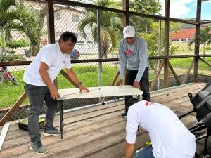 Pablo Chavarría logísta hondureño de MSF trabaja junto a algunos miembros de su equipo en Danlí, Honduras.
