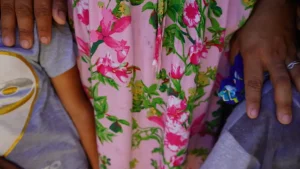 Natasha (seudónimo), de Honduras, está atrapada en un refugio en Tapachula, estado de Chiapas, en el sur de México. Ella escapó de la violencia en su país con sus hijos y no quiere exponerse a los riesgos de continuar el peligroso viaje migratorio a través de México.