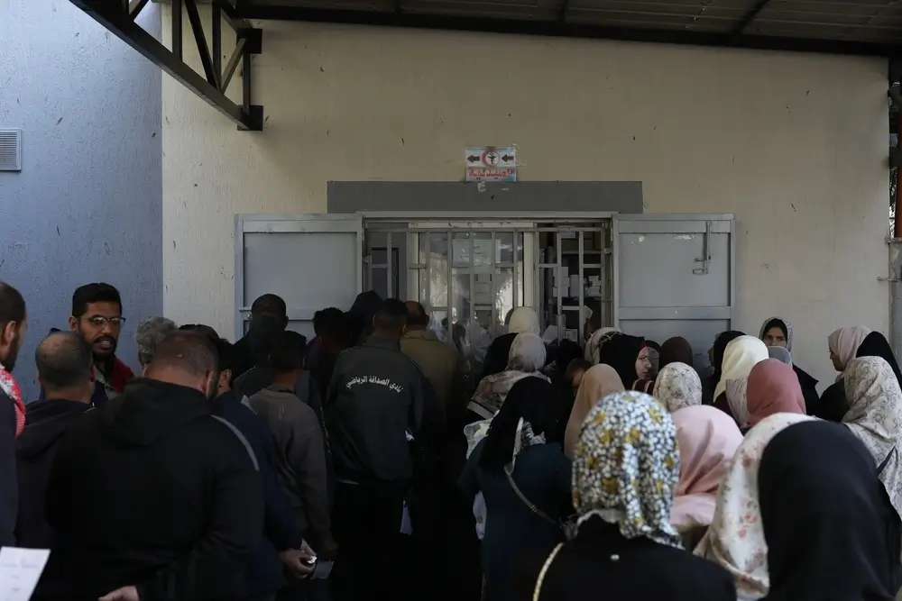 Muchos pacientes esperan recibir atención en el centro de atención primaria de salud Sheikh Radwan, apoyado por MSF en la ciudad de Gaza.