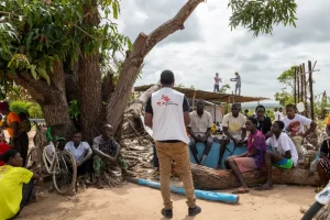 promotor de salud mental de MSF, explica cómo reconocer los problemas de salud mental y acceder a la atención. El impacto psicológico de los ciclones, intensificado por el cambio climático, deja a muchas personas con ansiedad, dolor e incertidumbre sobre el futuro.