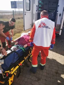 Una ambulancia de MSF traslada a una mujer del hospital de Dobropillya a un hospital en Dnipró, Ucrania.