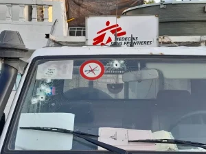 Uno de los cuatro vehículos de MSF disparados durante una evacuación del centro de emergencia de Turgeau en Puerto Príncipe, Haití, en marzo de 2025.