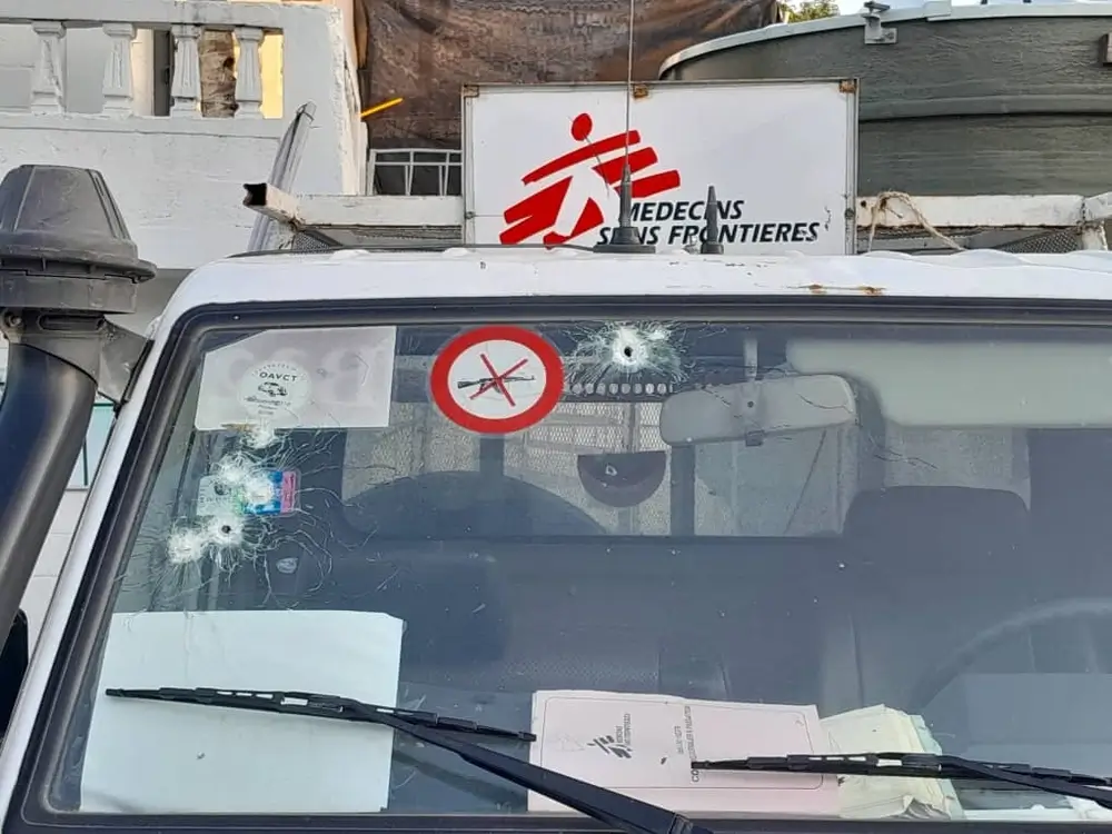 Uno de los cuatro vehículos de MSF disparados durante una evacuación del centro de emergencia de Turgeau en Puerto Príncipe, Haití, en marzo de 2025.