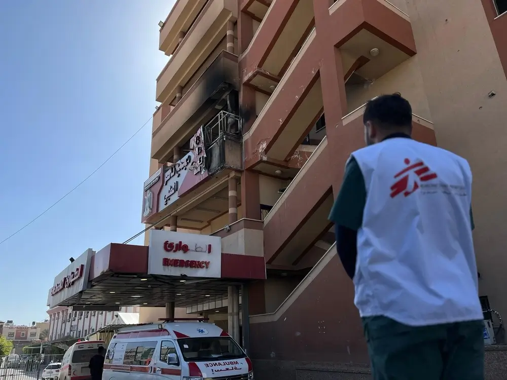 Personal de MSF frente al Hospital Nasser en Gaza después de un ataque israelí el 23 de marzo de 2025.