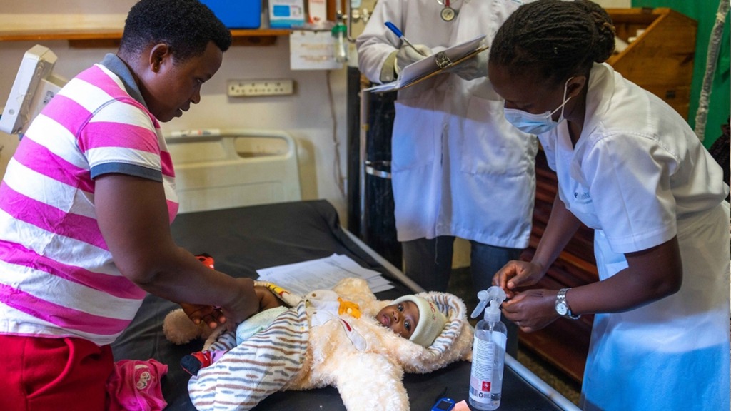 Un niño con tuberculosis siendo tratado por MSF en Uganda.