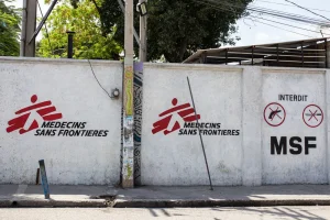 Puerta de entrada del centro de emergencia de MSF Turgeau, ubicado en el centro de Puerto Príncipe, Haití, 2023. © Alexandre Marcou/MSF