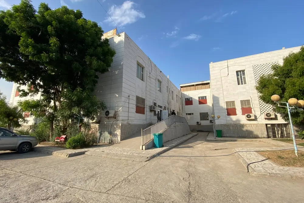 Entrada a urgencias del centro de traumatología de Adén, dentro del hospital Al-Salam, en Adén, Yemen, junio de 2022.