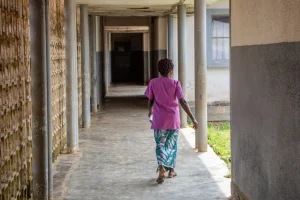 Una mujer camina por un pasillo en el hospital de referencia general de Walikale. Provincia de Kivu Norte, República Democrática del Congo, febrero de 2022.