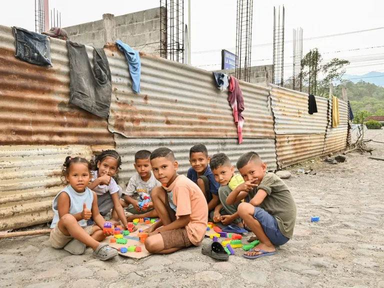 Grupo de niños y niñas migrantes en Esuipulas, Guatemala.
