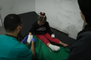 Una enfermera atiende las quemaduras de una niña en la clínica de MSF en la ciudad de Gaza. Sufrió estas lesiones cuando su casa fue atacada. Palestina, diciembre de 2024.
