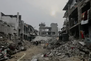 Calles y edificios destruidos en Beit Lahia, norte de Gaza.