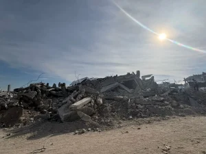 En respuesta a la destrucción del sistema de salud por parte de Israel en el norte de Gaza, MSF desplegó clínicas móviles en dos lugares, Jabalia y Beit Hanoun.
