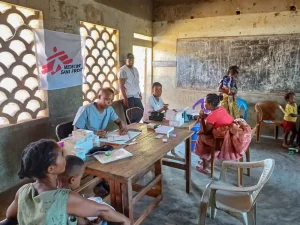 Junto con las comunidades del suroeste de Madagascar, los equipos de MSF realizaron consultas médicas tras el ciclón Honde.