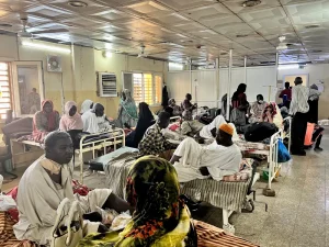 Vista de la concurrida sala de urgencias del hospital Al-Nao, apoyado por MSF en Omdurmán. Estado de Jartum, Sudán, marzo de 2025.