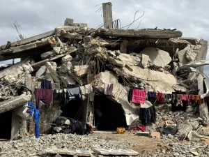 Una familia palestina construyó un lugar sobre los escombros de su casa destruida para vivir en la ciudad de Beit Lahia, al norte de la Franja de Gaza.