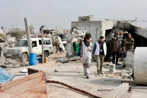 Ingenieros de agua y saneamiento de MSF evalúan un pozo en la ciudad de Beit Lahia, al norte de la Franja de Gaza, Palestina.
