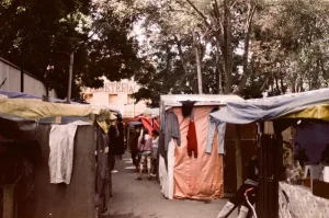 En la Plaza de la Soledad, migrantes de diferentes partes del mundo han construido un refugio temporal. Sin acceso a albergues, muchos viven en casas improvisadas, esperando una oportunidad para continuar su viaje.
