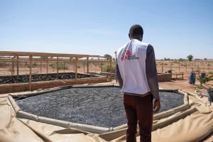Personal de MSF en la planta de tratamiento de lodos fecales del campo de Aboutengue, Chad.