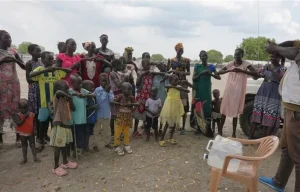 Equipos de promoción de la salud de MSF visitan la comunidad para concientizar y compartir conocimientos sobre el cólera, la higiene y la prevención en Ulang, Alto Nilo, Sudán del Sur.