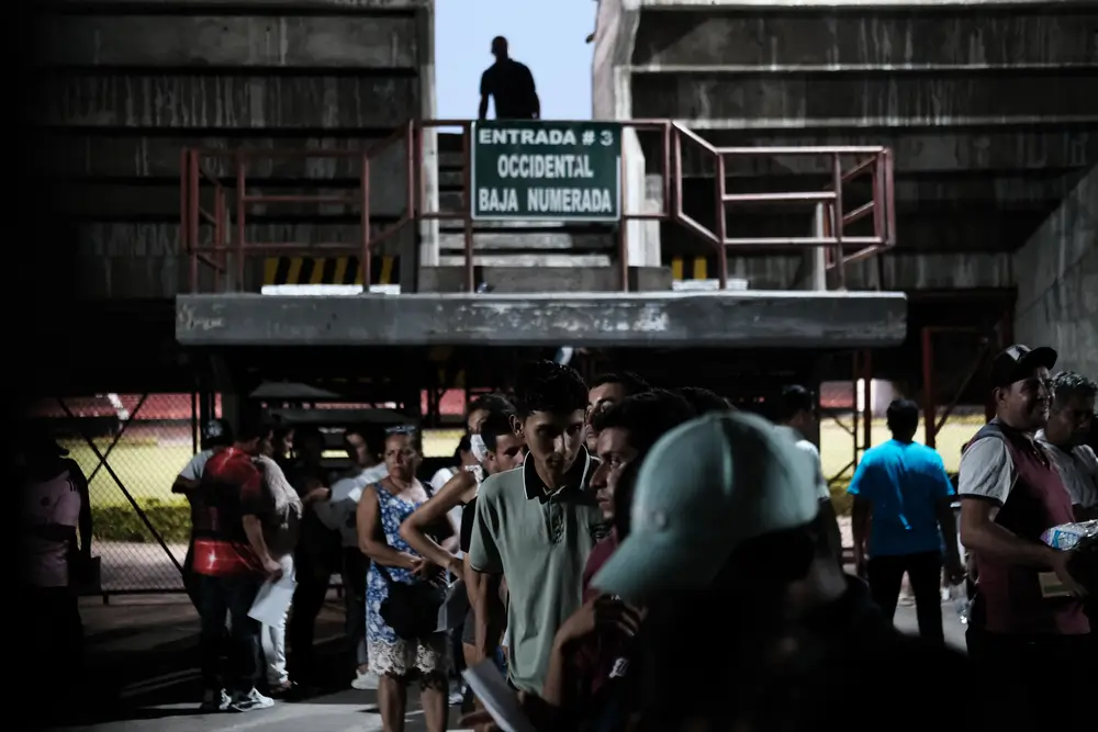 En Cúcuta, capital de la región, las autoridades tuvieron que abrir temporalmente el estadio General Santander para albergar a la población desplazada por el conflicto en Colombia.