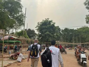Personal de MSF brindan primeros auxilios psicológicos a los pacientes en clínicas móviles y en el campo temporal del municipio de Chan Mya Thar Si, Mandalay.