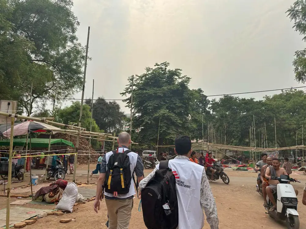 Personal de MSF brindan primeros auxilios psicológicos a los pacientes en clínicas móviles y en el campo temporal del municipio de Chan Mya Thar Si, Mandalay.