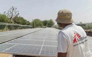 El personal de MSF inspecciona los paneles solares instalados en el Hospital General de Zurmi, en el norte de Nigeria.