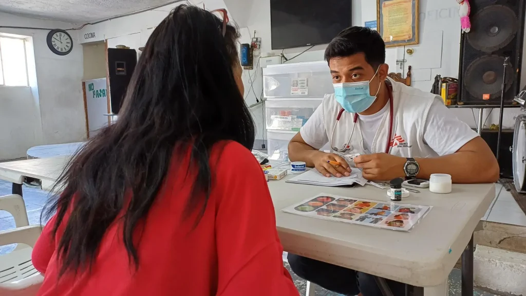 Médico de MSF durante una consulta médica en el proyecto de Ciudad Juárez, Chihuahua.