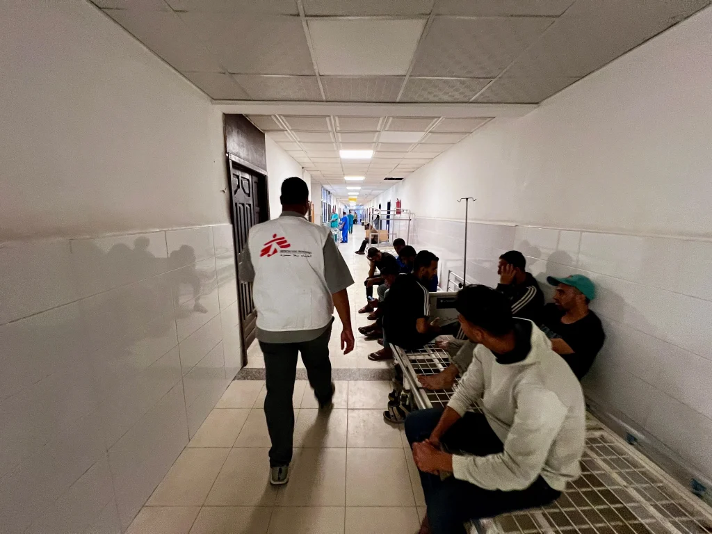 El araque al complejo hospitalario Nasser, dañó gravemente la farmacia del Ministerio de Salud, lo que aumentó la presión sobre los suministros en un momento en que las existencias médicas se están agotando debido al asedio.