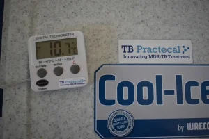 Ensayo clínico TB-PRACTECAL. Caja de refrigeración médica para el transporte de muestras (sangre/esputo) desde el punto de recogida de muestras hasta el laboratorio, utilizada para el ensayo clínico TB-PRACTECAL.