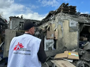 El equipo de MSF examina la magnitud de la destrucción tras el reciente ataque. La oficina de MSF quedó completamente destruida.