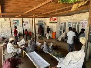 Nueva ola de personas desplazadas tras el ataque al campo de Zamzam. Pacientes esperando atención médica a la entrada de la unidad de urgencias del hospital de Tawila, Sudán.