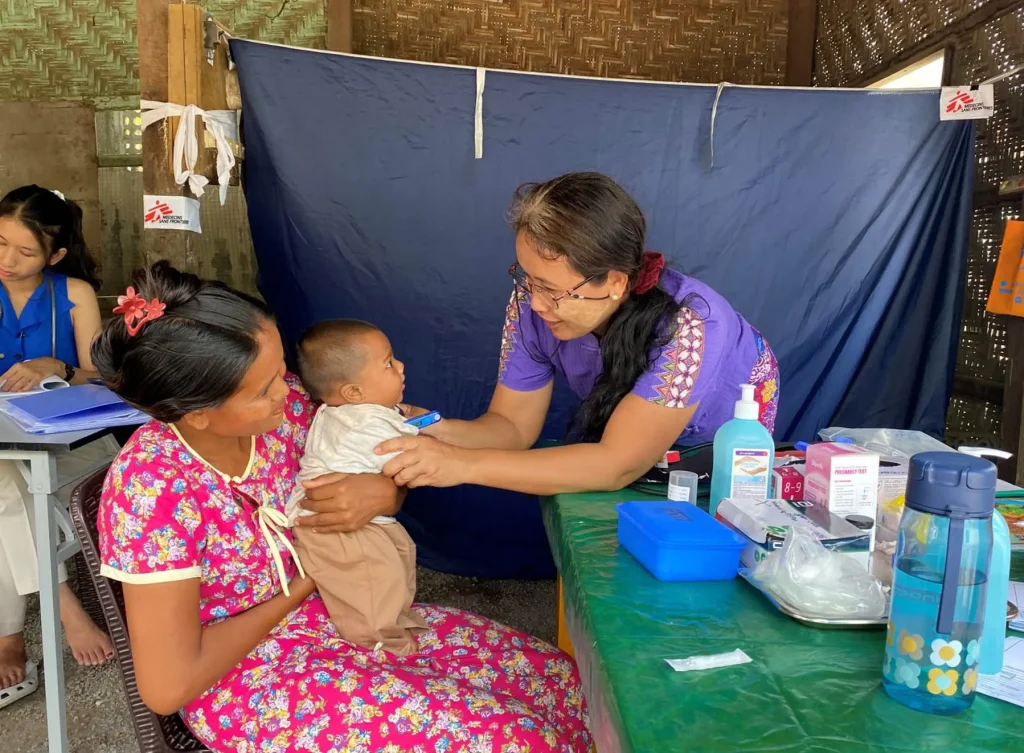 Una integrante de MSF revisando a un bebé en una clínica movil de la organización en Mandalay, donde respondió tras el terremoto en Myanmar.
