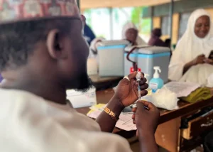 Un miembro del personal médico prepara una vacuna durante una campaña de inmunización apoyada por MSF en el estado de Kebbi, tras el brote de meningitis que comenzó en marzo.