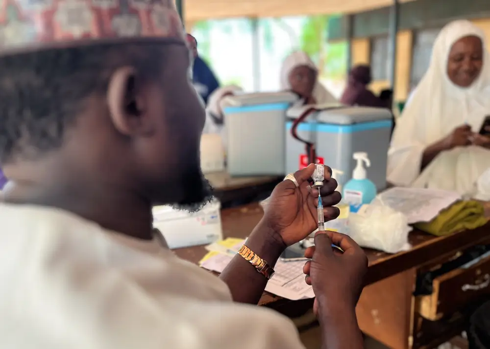 Un miembro del personal médico prepara una vacuna durante una campaña de inmunización apoyada por MSF en el estado de Kebbi, tras el brote de meningitis que comenzó en marzo.