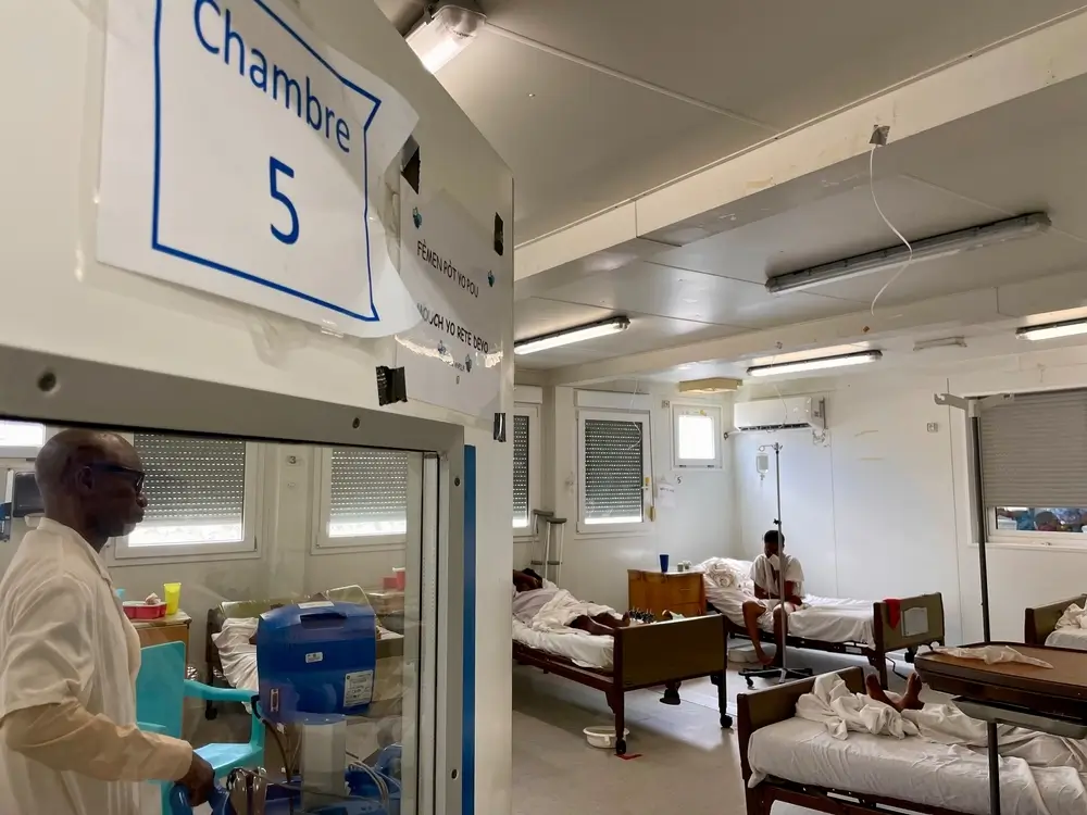 Una sala llena de pacientes con traumatismos en el hospital de MSF Tabarre, Haití.