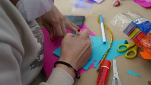 Sobreviviente de violencia extrema elabora artesanías como parte de su recuperación en el Centro de Atención Integral (CAI) de MSF.