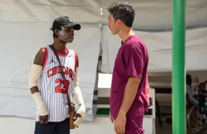 Stanley Léveillé conversa con Marco Ellena, responsable de actividades médicas de MSF en la unidad de quemados del hospital de MSF en Tabarre. Ingresó en septiembre de 2024 tras ser víctima de la explosión de un camión cisterna y sufrir quemaduras graves.